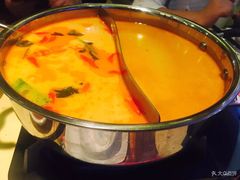 大虾冬阴功汤配椰奶鸡汤鸳鸯锅底-甘尼仕印度餐厅爵士酒吧(阳春巷店)