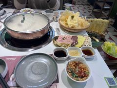 -洪氏嗨捞·广东猪肚鸡·椰子鸡火锅(西咸万象城店)