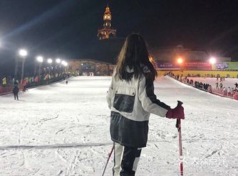 技能炫酷的滑雪，拍照也超级好看