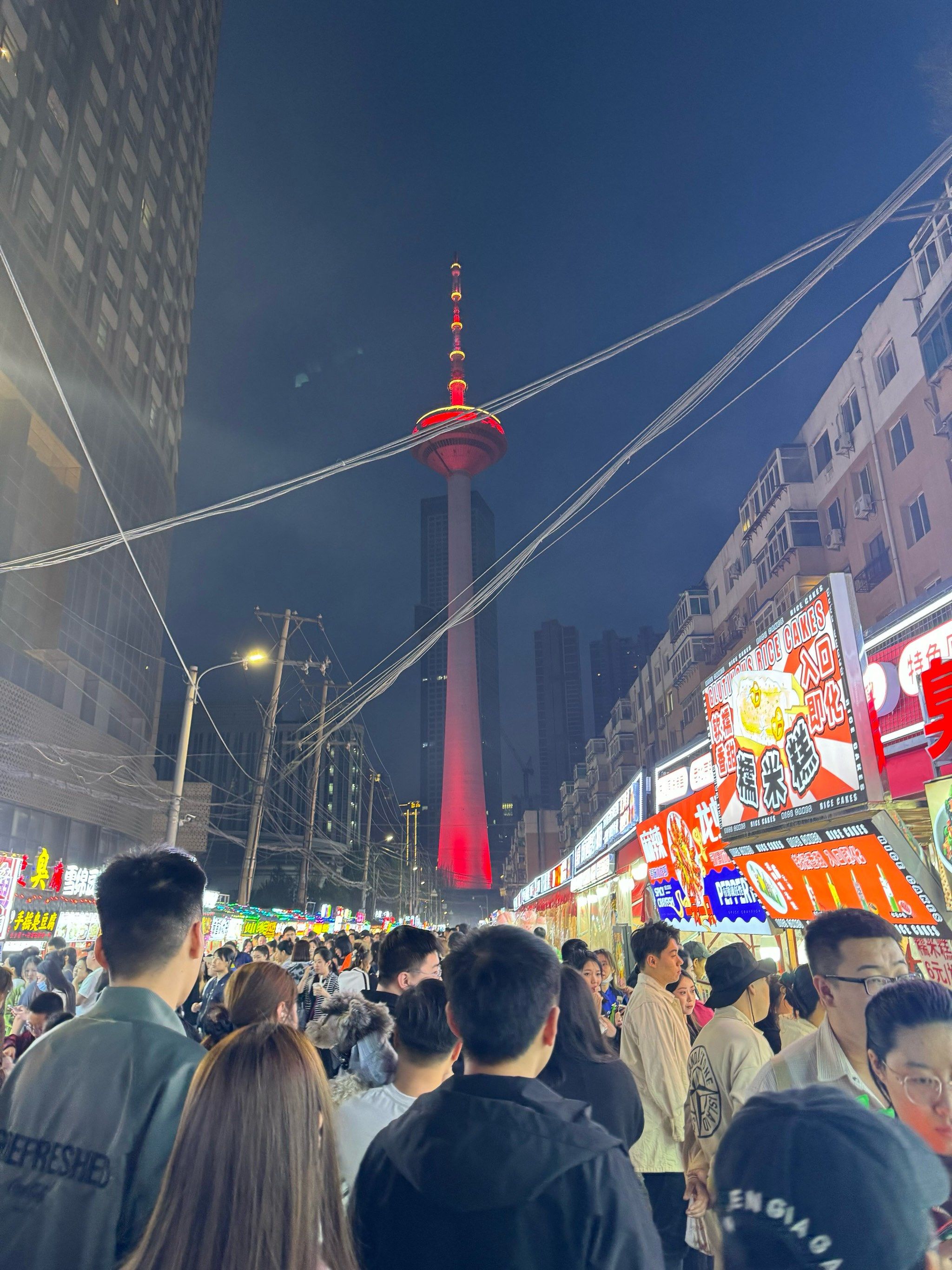 夏日彩电塔夜市