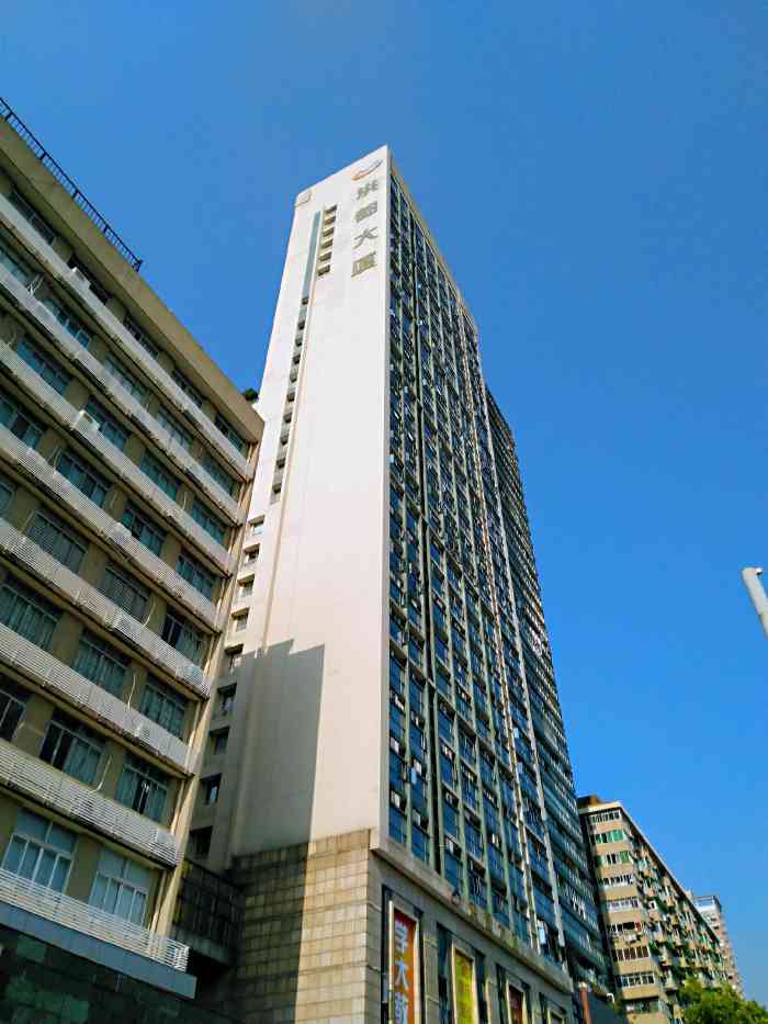 洪都大厦-"洪都大厦位于先烈中路81号大院的汽车出口.