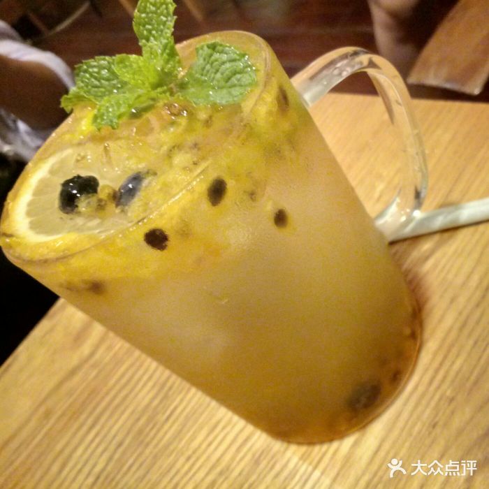 懒鱼时光馆(贰厂店)百香果苏打水图片