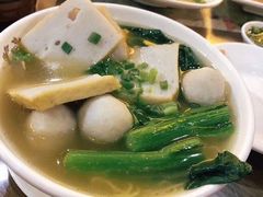 汕头鱼蛋汤面-香港新发烧腊茶餐厅(万象店)