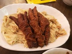 焖凤爪与腐竹-松發肉骨茶(先得坊店)
