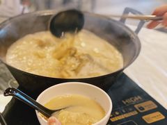 浓厚原只鸡煲花胶汤-鲜入围煮花胶鸡海鲜火锅