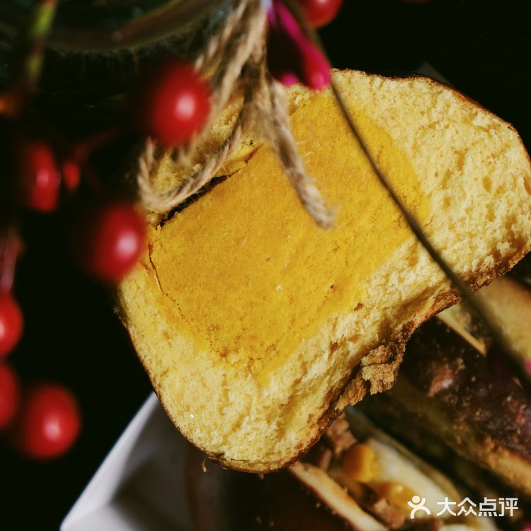 咸口叉烧特别香，黑芝麻咸奶酥上次吃觉得偏咸