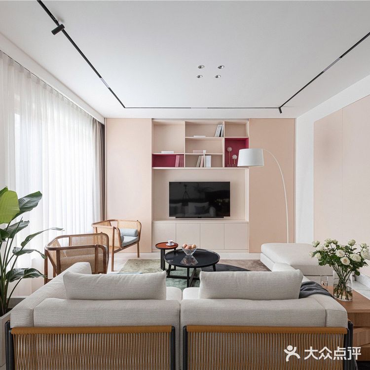 客厅柔润温馨，简单精致，一家人日常的休闲欢娱时光就从这里开启
