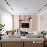 客厅柔润温馨，简单精致，一家人日常的休闲欢娱时光就从这里开启