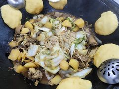 -粘豆包柴火铁锅炖