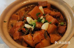 Dry Bean Stew with Braised Pork in Clay Pot