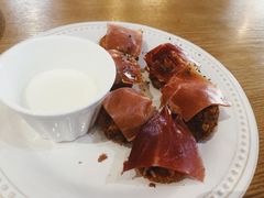 炸金枪鱼奶酪球配西班牙火腿-HELLO 27 意面·沙拉·帕尼尼