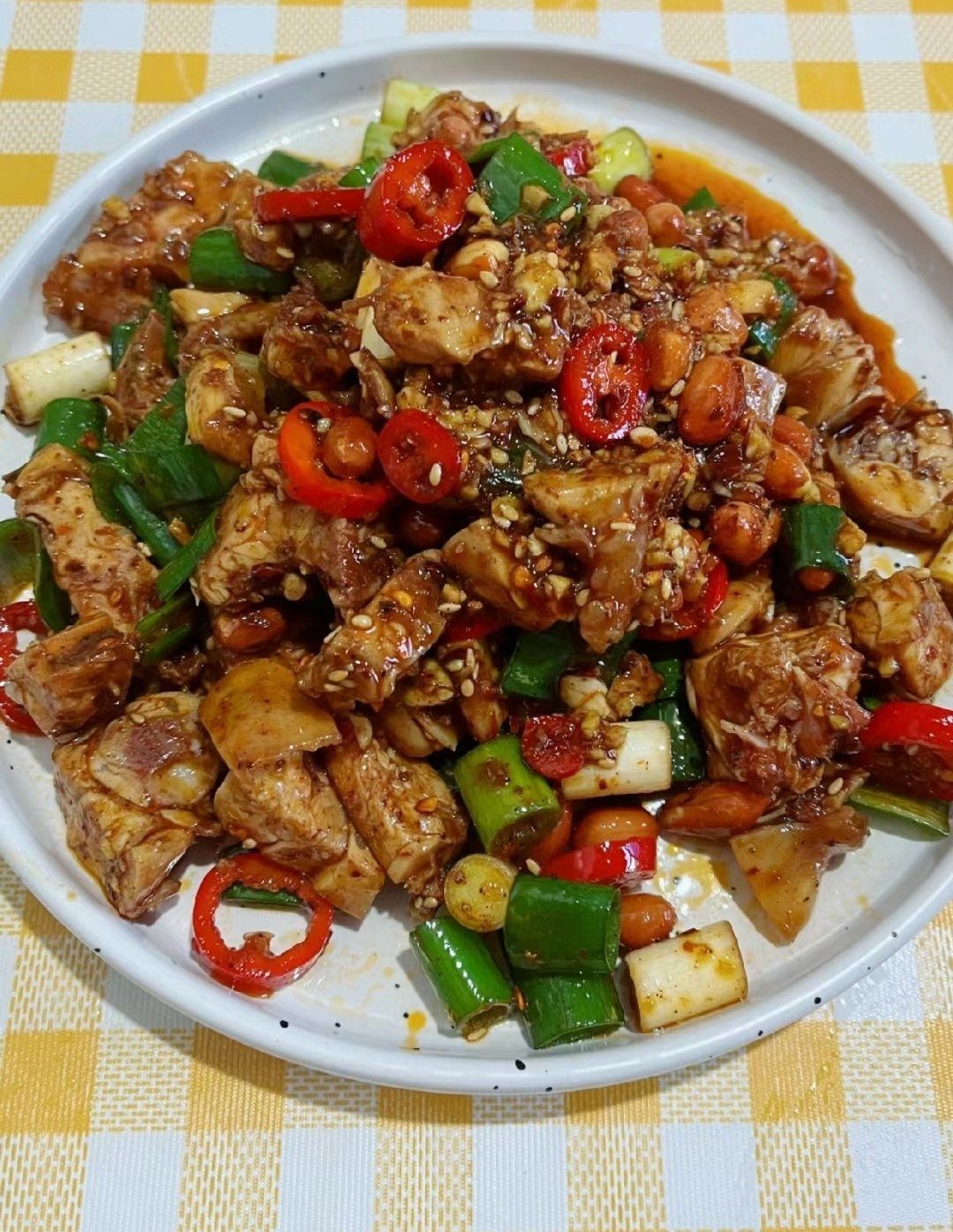 红油兔丁是一道色香味俱全的川菜,口感嫩滑