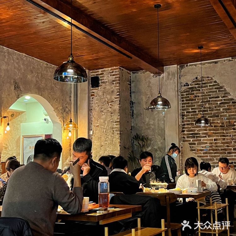 城墙边的港式打邊爐牛腩牛雜煲‼️满满一锅让冬天的幸福感爆棚