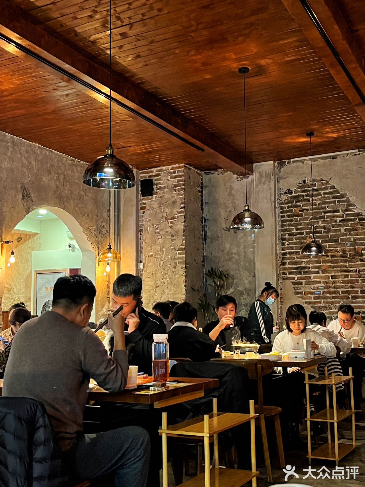 城墙边的港式打邊爐牛腩牛雜煲‼️满满一锅让冬天的幸福感爆棚