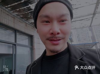 上面剪刘海，下面散腿。许多人未经考证