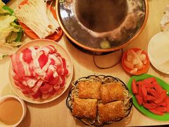 -洞庭洲·防空洞火锅·烧烤·铜锅涮肉(新百广场店)
