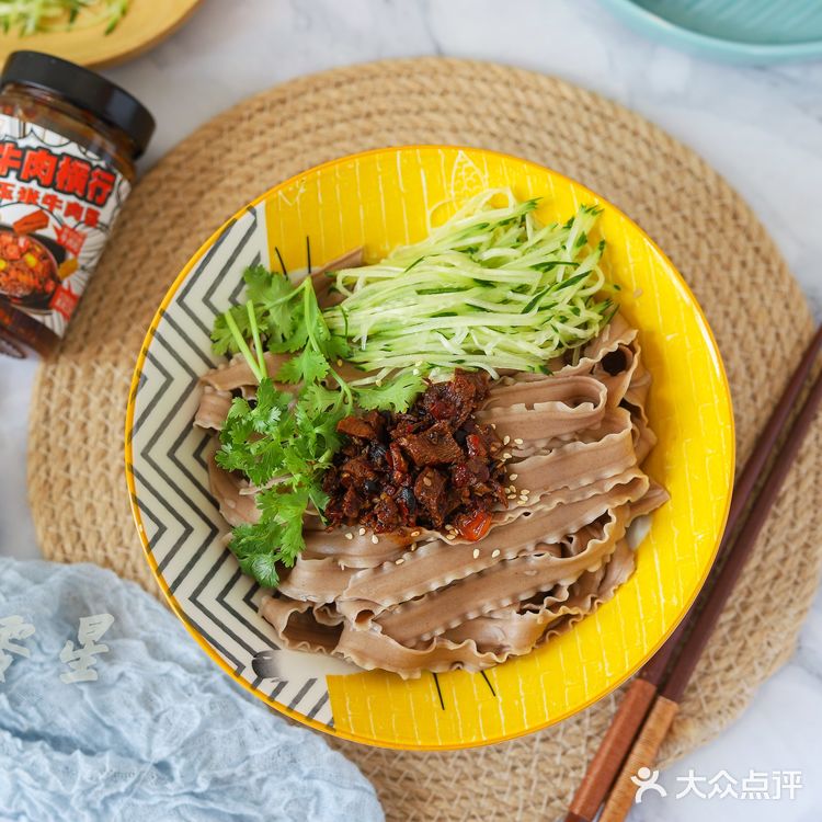 牛肉酱拌刀削面,超简单一人食