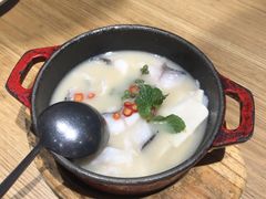 酸汤煮嫩滑鱼片-小大董·烤鸭(五棵松店)
