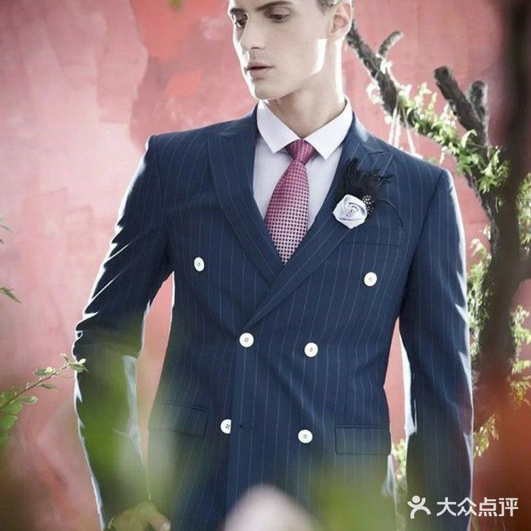 竖条纹西装不会过分的油滑又很优雅