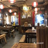环境： 带复古的样式，用的老式桌椅板凳有种小时候在老