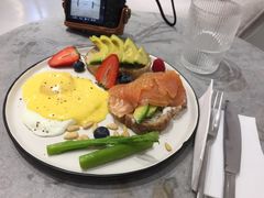 烟熏三文鱼牛油果班尼迪克-COTTON CAFE(德信·中外公寓店)