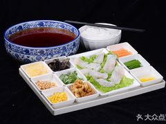 -花馬肆.云南过桥米线(汉神购物广场现场熬汤店)