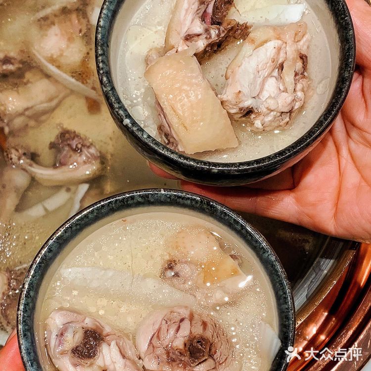 商场里的性价比椰子鸡✔️连喝了三大碗汤[偷笑]