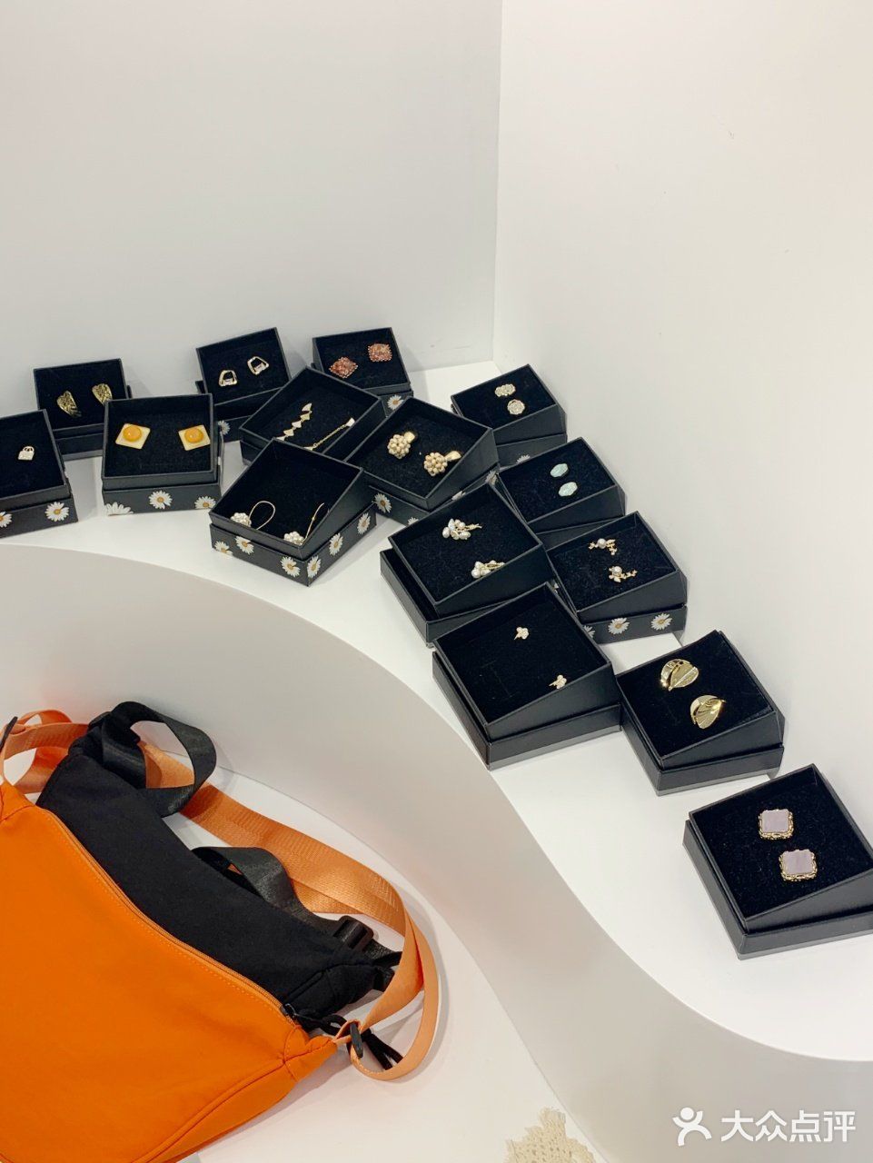 300元能在这里买到 隔壁是商场一两千的高质量衣服