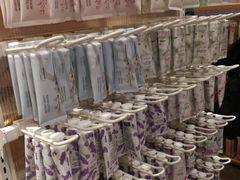 -名创优品(北京新中关购物中心地铁层店)