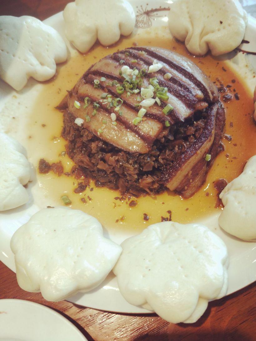 ⑤盐菜扣肉夹饼,扣肉味道好我爱吃,就是饼是温温的.