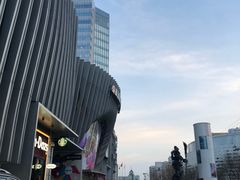 -枫蓝国际购物中心-地面停车场