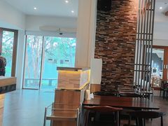 -Chom Cafe and Restaurant