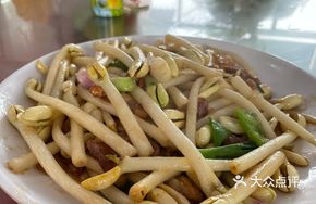 Peanut Sprout Stir-fried with Pork Belly