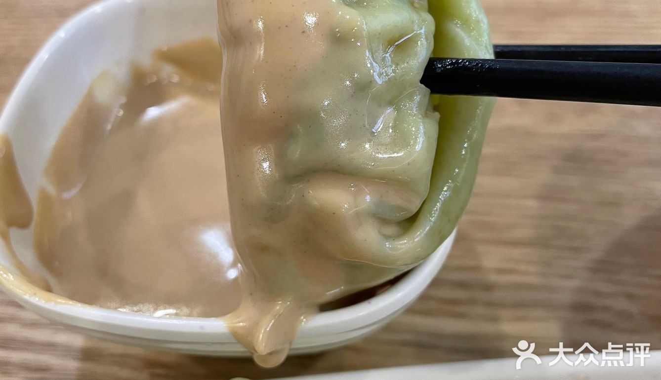 花生酱很纯粹一碗 香 再拌上醋就是冷馄饨了！