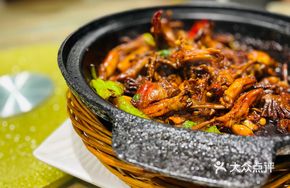 Stir-fried Duck Tongue and Frog煲
