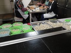 自助取餐区-周震馄饨