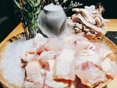 鸡肉-洪氏嗨捞·广东猪肚鸡·椰子鸡火锅(西咸万象城店)