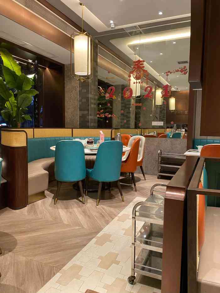 新兴是一个老字号的品牌店,装修后坐的环境好很多