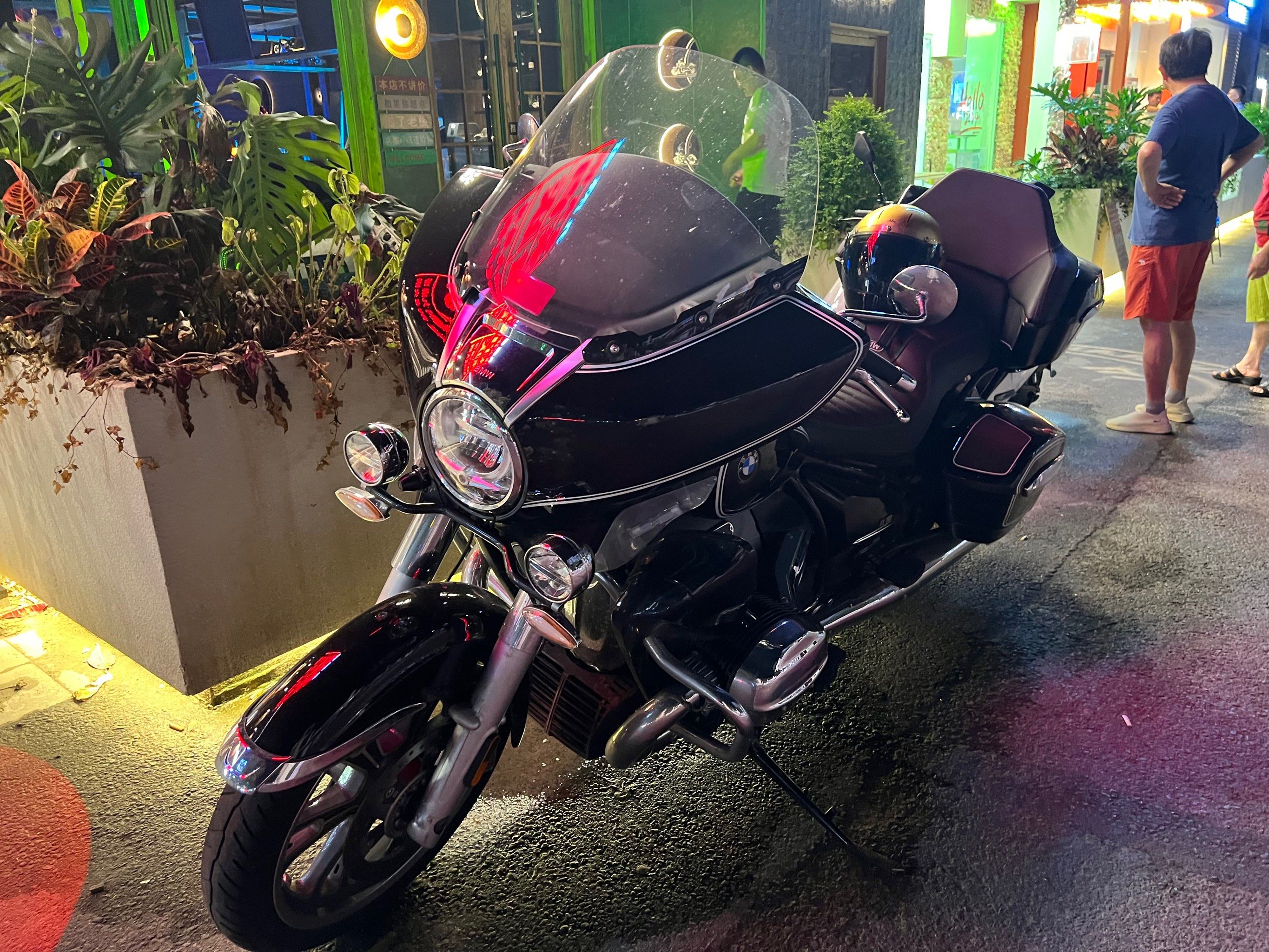 黄色的牌照,宝马摩托车🏍️,这个主人一定很有钱吧‼️
