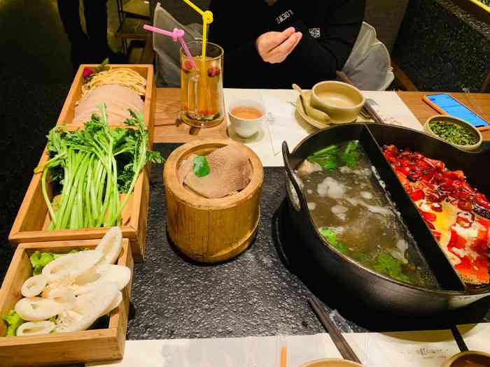 尽膳口福跷脚牛肉(晶耀前滩店"想吃火锅了,这家据说不错,来尝试下.