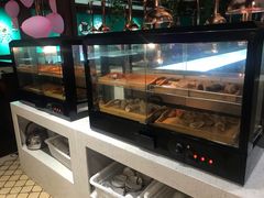 面包甜点陈列柜-阪尚皇·原切牛排·烤肉火锅自助(北京路店)