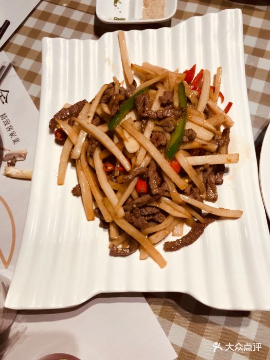 与舍精致客家菜(三环天虹店)酸萝卜炒牛肉图片 第1张