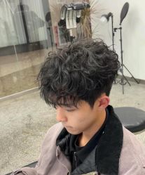 -一家只做男发烫染的店