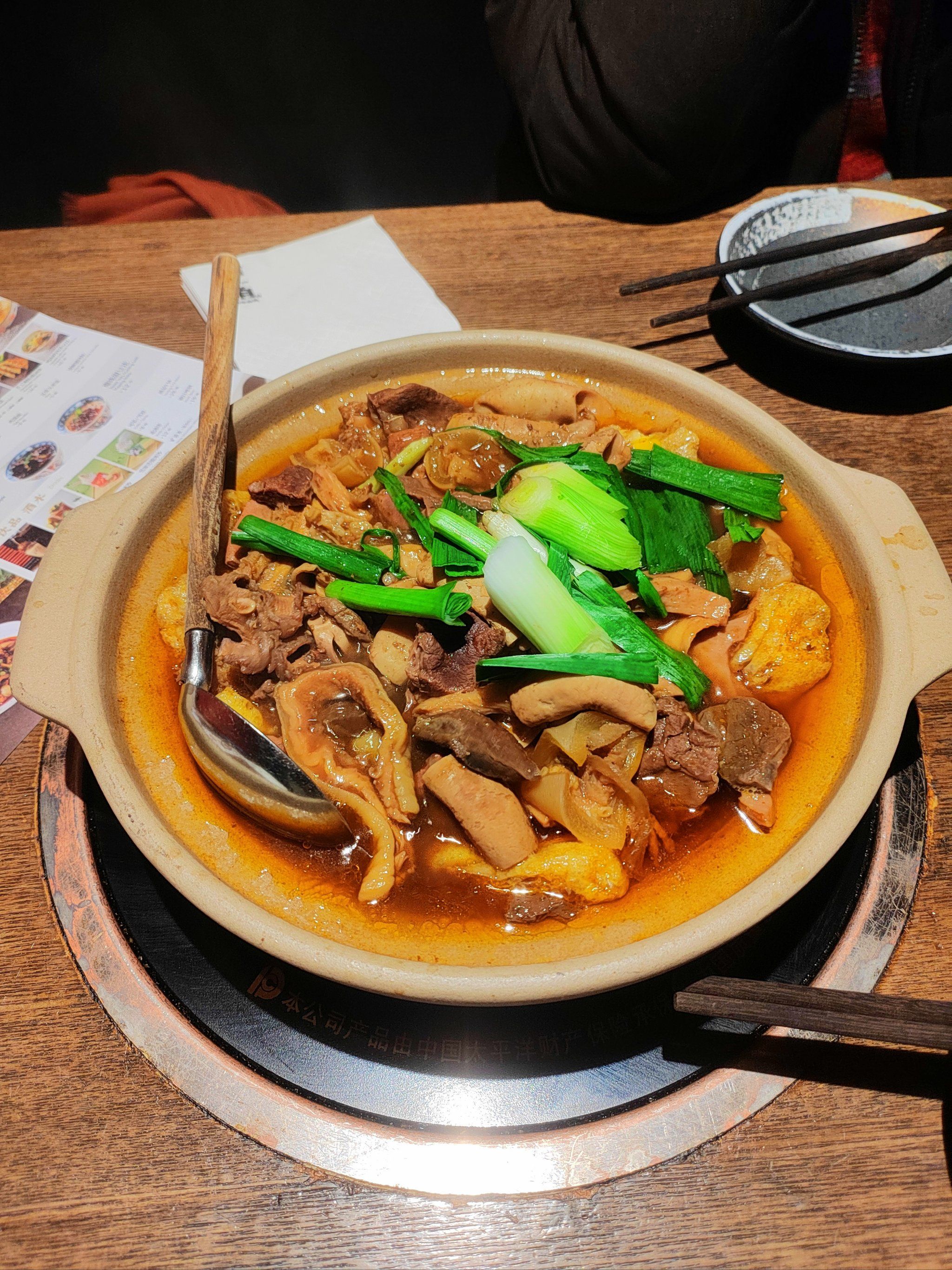 n牛杂锅,牛杂的量挺大,而且以牛肚和牛肠为主,吃牛肠,这回吃过瘾