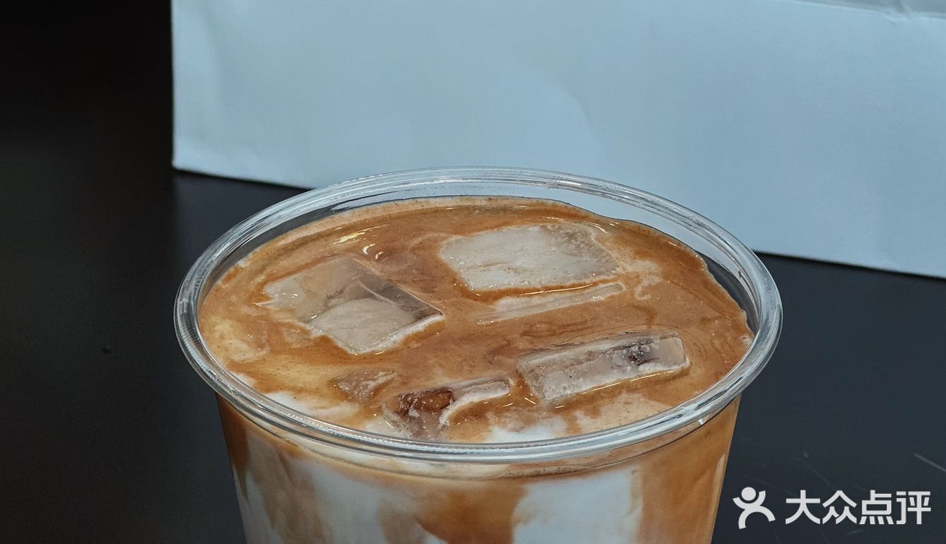 淮海街的暗黑系咖啡店，黑漆麻塔”拿铁有点意思！