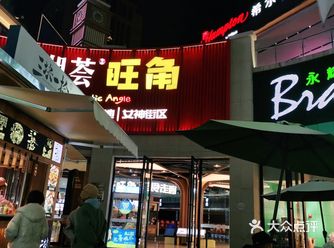 几块钱就可以南湖荟买到喜欢的小烧烤，铁板鱿鱼烧