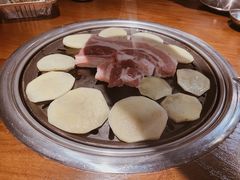 厚切五花肉-·缸桶屋·韩式牛肋条自助烤肉(西湖D11店)