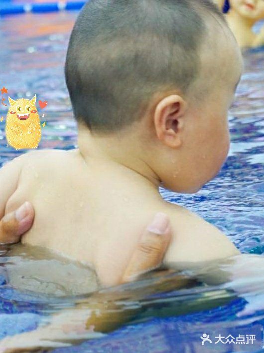 游泳让孩子的身体更壮实。