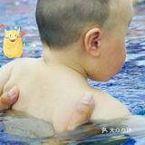 游泳让孩子的身体更壮实。