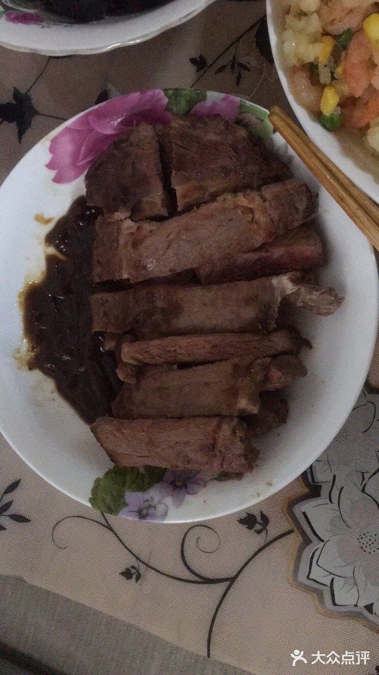 手抓饼：准备培根，生菜，火腿…